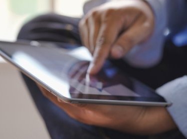 Technicien réalisant un diagnostic immobilier